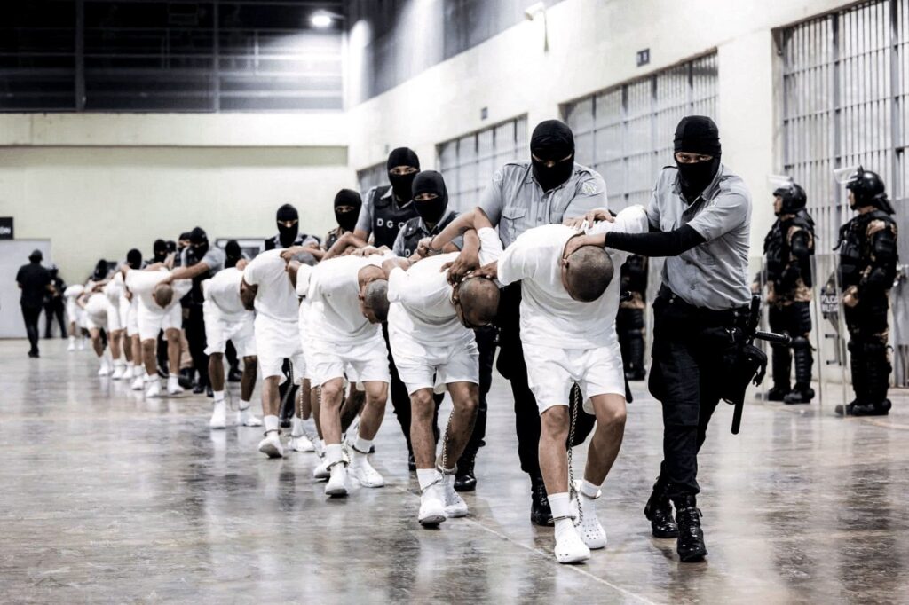 Presuntos miembros del Tren de Aragua son conducidos a sus celdas en el CECOT, en Tecoluca, El Salvador, tras su deportación desde Estados Unidos, 26 de marzo de 2025. © UPI / Alamy Live News.