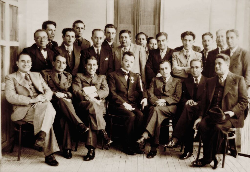Leopoldo López Álvarez (al centro, portando una condecoración), acompañado por algunos de sus colegas de la Universidad de Nariño. © CENTRO DE DOCUMENTACIÓN UNIVERSIDAD DE NARIÑO