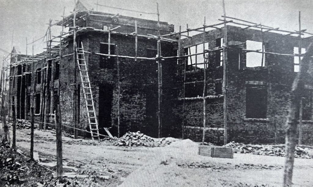 Estado de las construcciones en el año 1924. Fachada oriental del Pabellón de Maternidad, Pabellón Ángel Cuervo, Pabellón de lavandería mecánica y ropería y Pabellón para el laboratorio de bacteriología y reunión del cuerpo médico. En: <i>Informe que rinde la junta General de Beneficencia de Cundinamarca a la asamblea departamental en sus sesiones de 1925</i>(Bogotá: Imprenta de La Luz, 1925.
