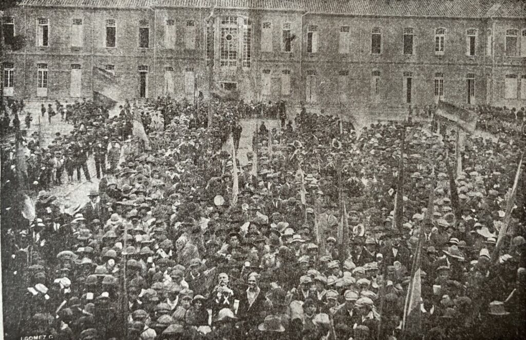 Postales de la visita de La gran excursión escolar de 1925 frente al pabellón Rufino Cuervo y el Pabellón de Maternidad.