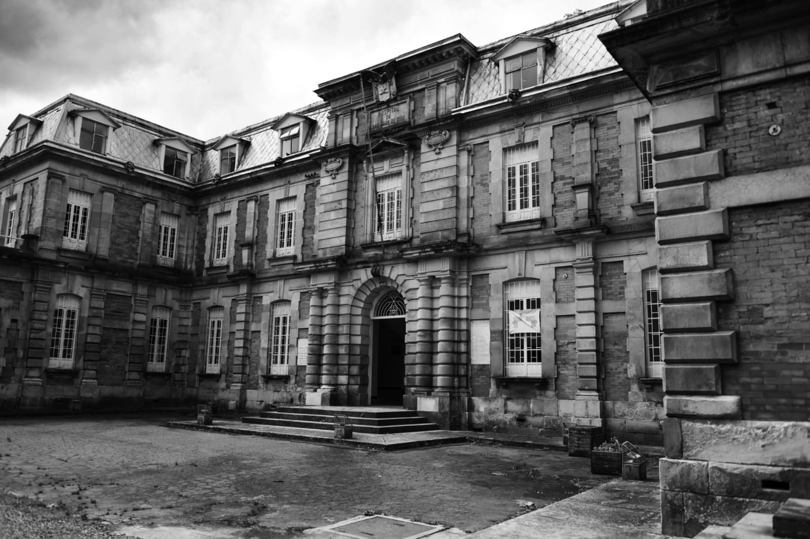 Detalle de la fachada principal edificio administrativo del San Juan de Dios. Fotografía de Manuel Vega Vargas, 2024.